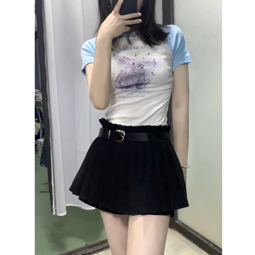 Short-sleeved right-shoulder T-shirt for women, unique, sweet and spicy style short top + black skirt two-piece set