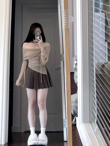 In spring and summer, a petite girl with a pure lust style wears a khaki one-piece collar, off-the-shoulder top, pleated short skirt, two-piece suit.