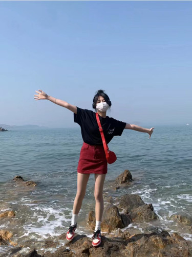 Hong Kong style retro internet celebrity hits the street in a little man's outfit that can be salty or sweet, white T-shirt, red denim short skirt two-piece set