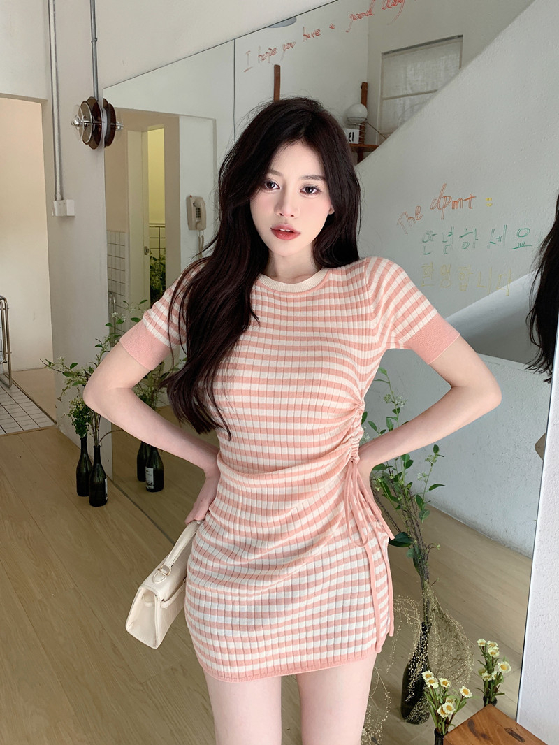 洋氣條紋針織連衣裙女春減齡短裙收腰綁帶包臀裙修身裙子