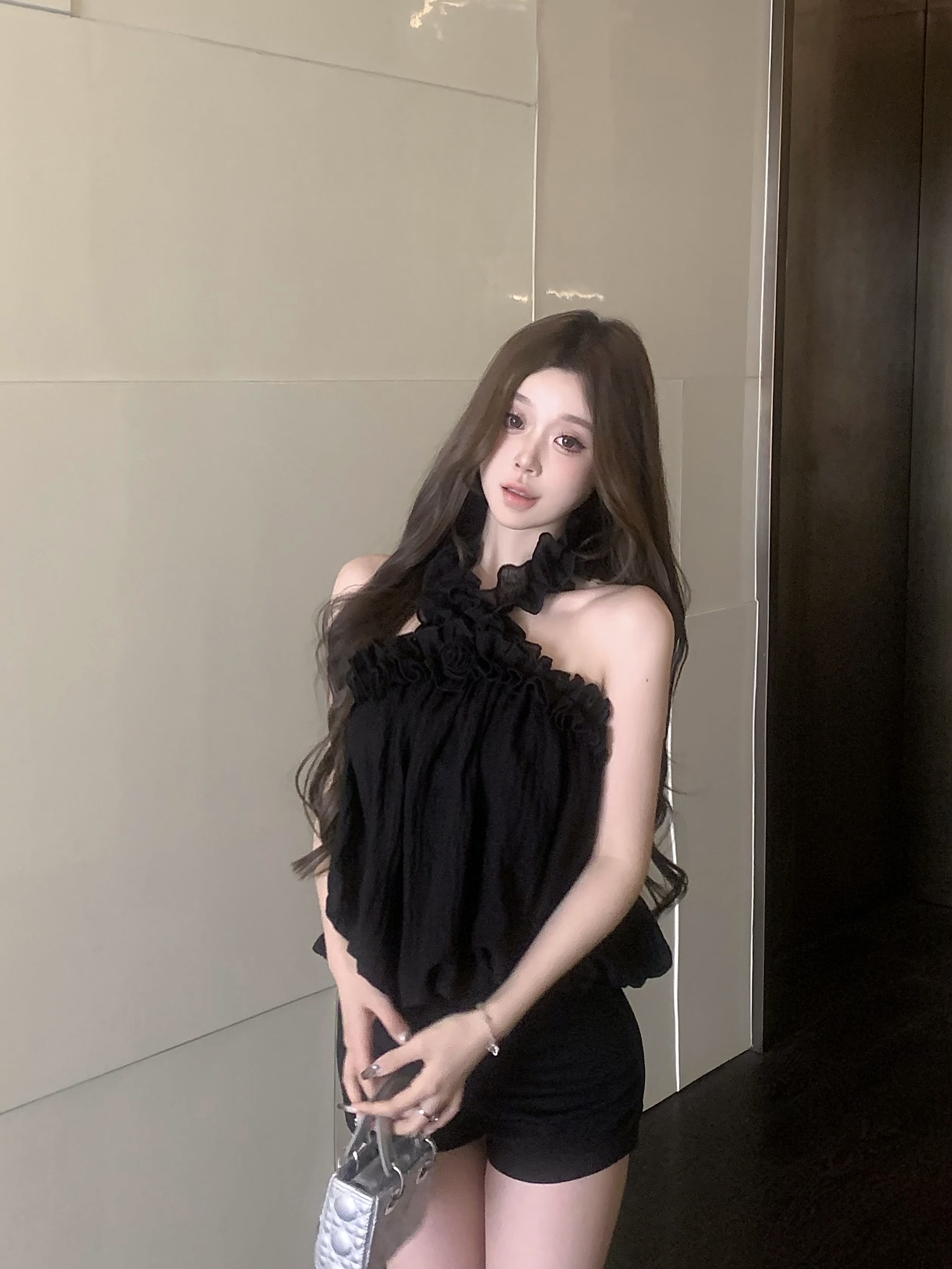 掛脖花朵黑色上衣女內搭春款2024新款寬鬆溫柔打底小衫