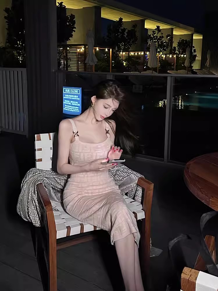 Chill巧兒微醺海斯汀 淺粉韓系修身吊帶收腰長裙彈力金屬扣連衣裙