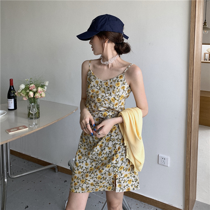 小開叉V領黃色碎花法式吊帶連衣裙溫柔風甜美梗桔初戀短裙子女夏