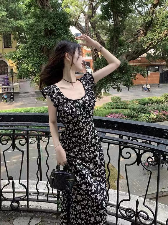 碎花裙小飛袖連衣裙女夏季新款裙黑色玫瑰高級感收腰顯瘦中長裙子