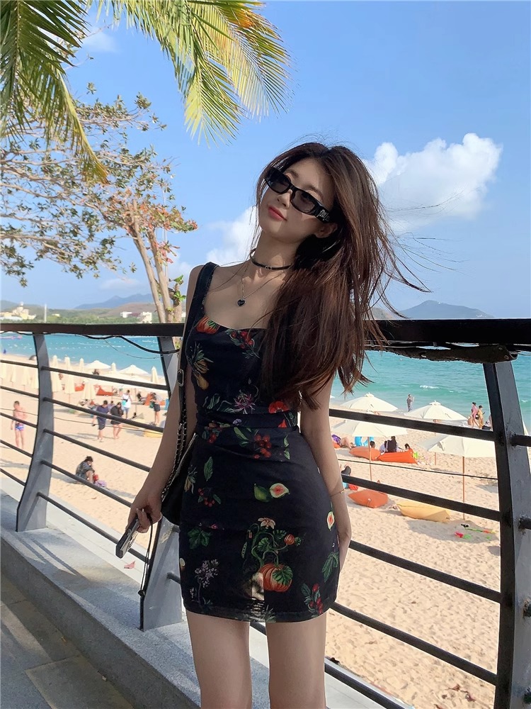 辣妹風氣質碎花吊帶連衣裙女法式高級感收腰顯瘦夏季包臂短裙