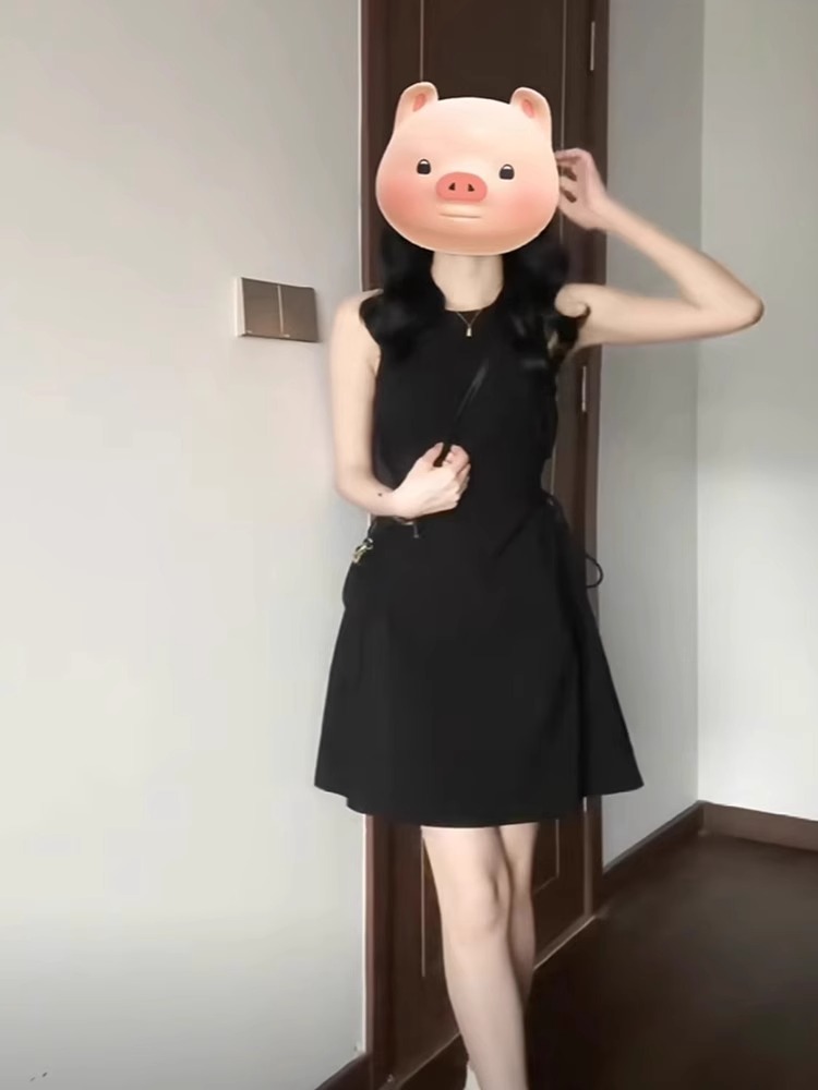 法式赫本風小黑裙顯瘦無袖連衣裙女夏季2024新款韓系熱辣掐腰短裙