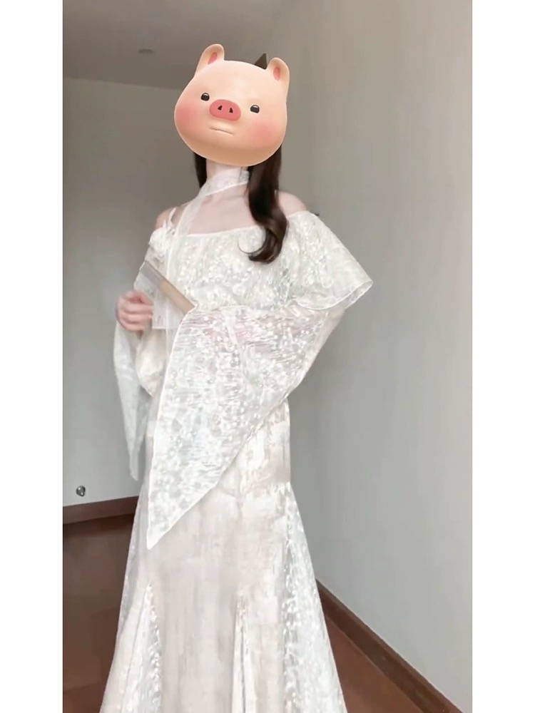 春裝女2024年新款白色絲絨連衣裙高端精緻女裝小眾獨特設計超好看