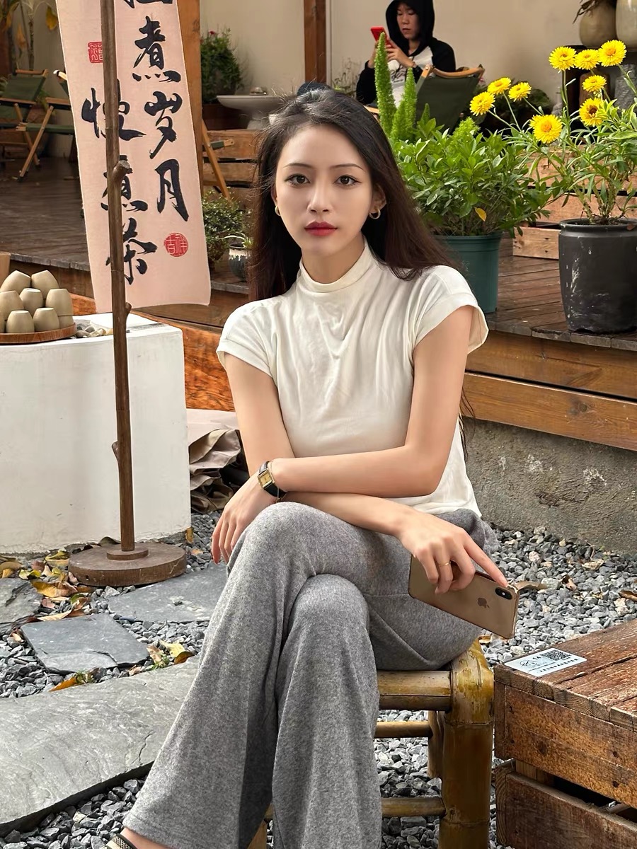 白色半高領t恤女緊身顯胸大簡約氣質設計感短款打底衫短袖上衣潮