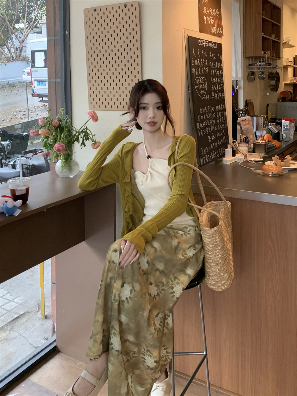 實拍~ 不規則掛脖短款吊帶+木耳邊長袖開衫+高腰碎花半身裙