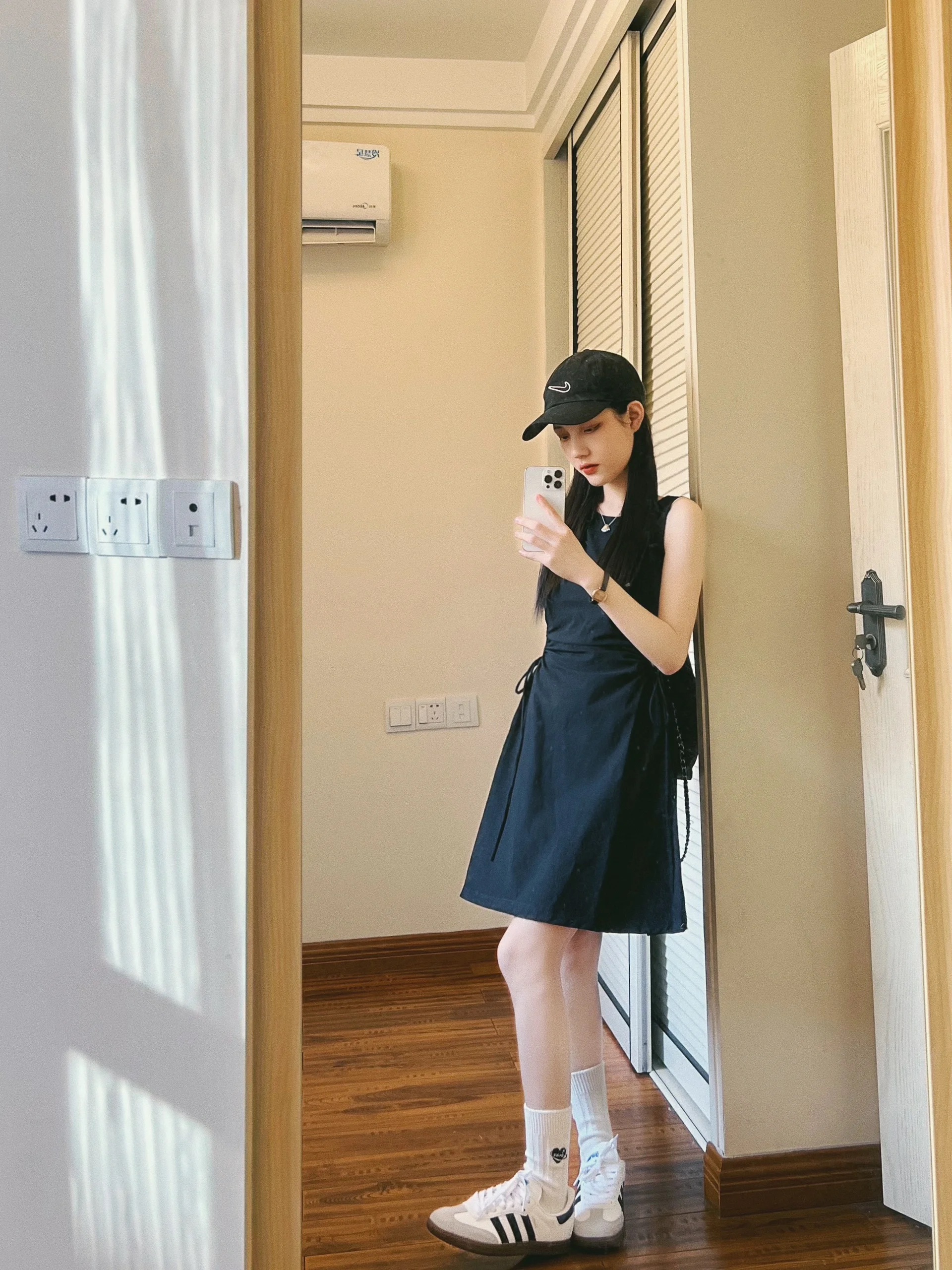 赫本風黑色背心連衣裙女夏季新款法式氣質顯瘦無袖收腰a字短裙子
