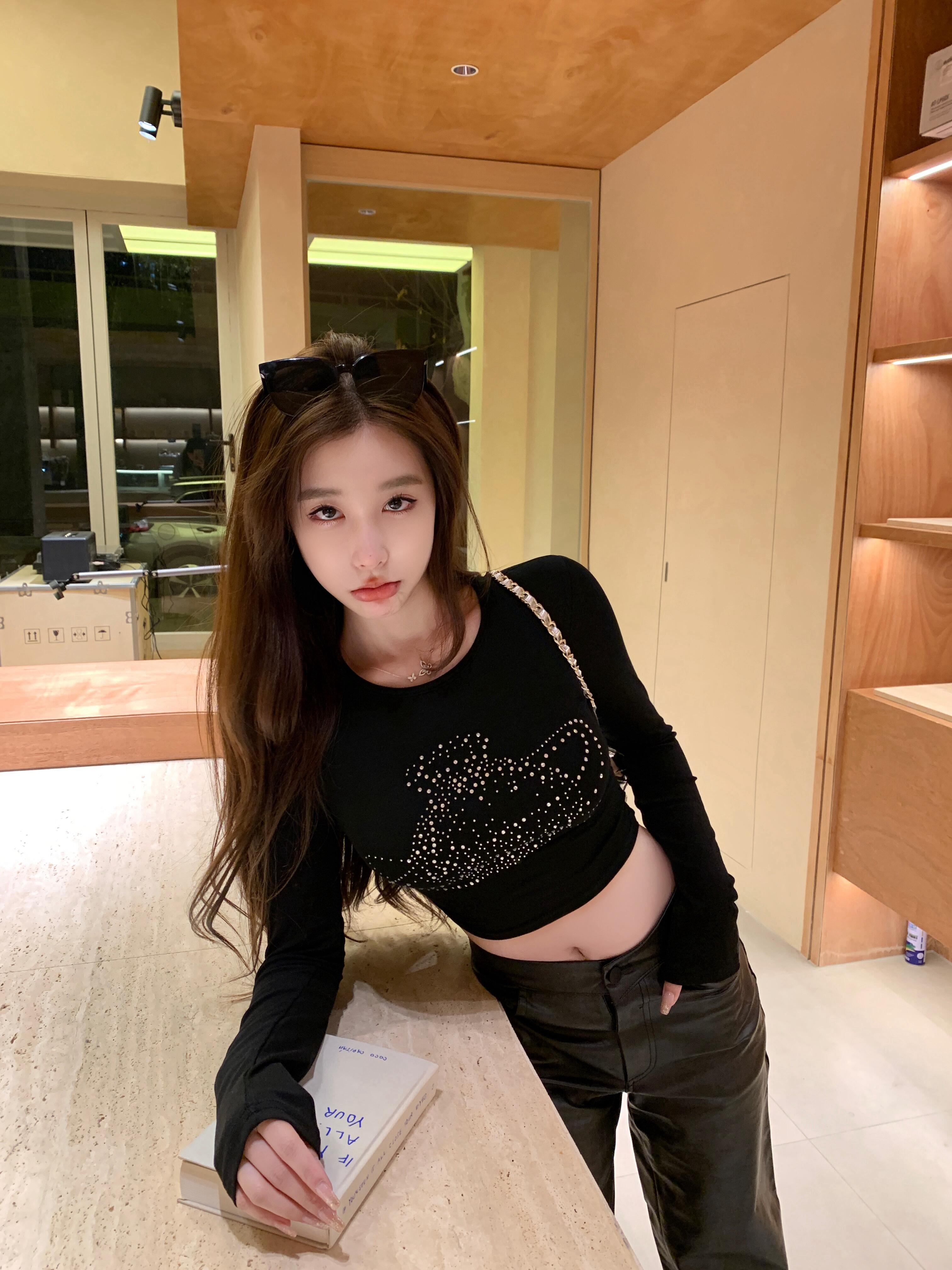 實拍 性感辣妹露背設計感燙鑽高腰短款修身長袖上衣女