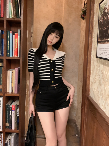 Real shot of retro navy collar knitted short-sleeved simple black and white striped age-reducing top and versatile black shorts