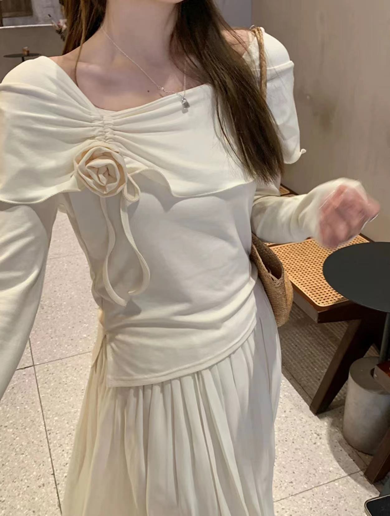 烏77溫柔木耳邊玫瑰花露鎖骨上衣女不規則設計感顯瘦短款約會小衫