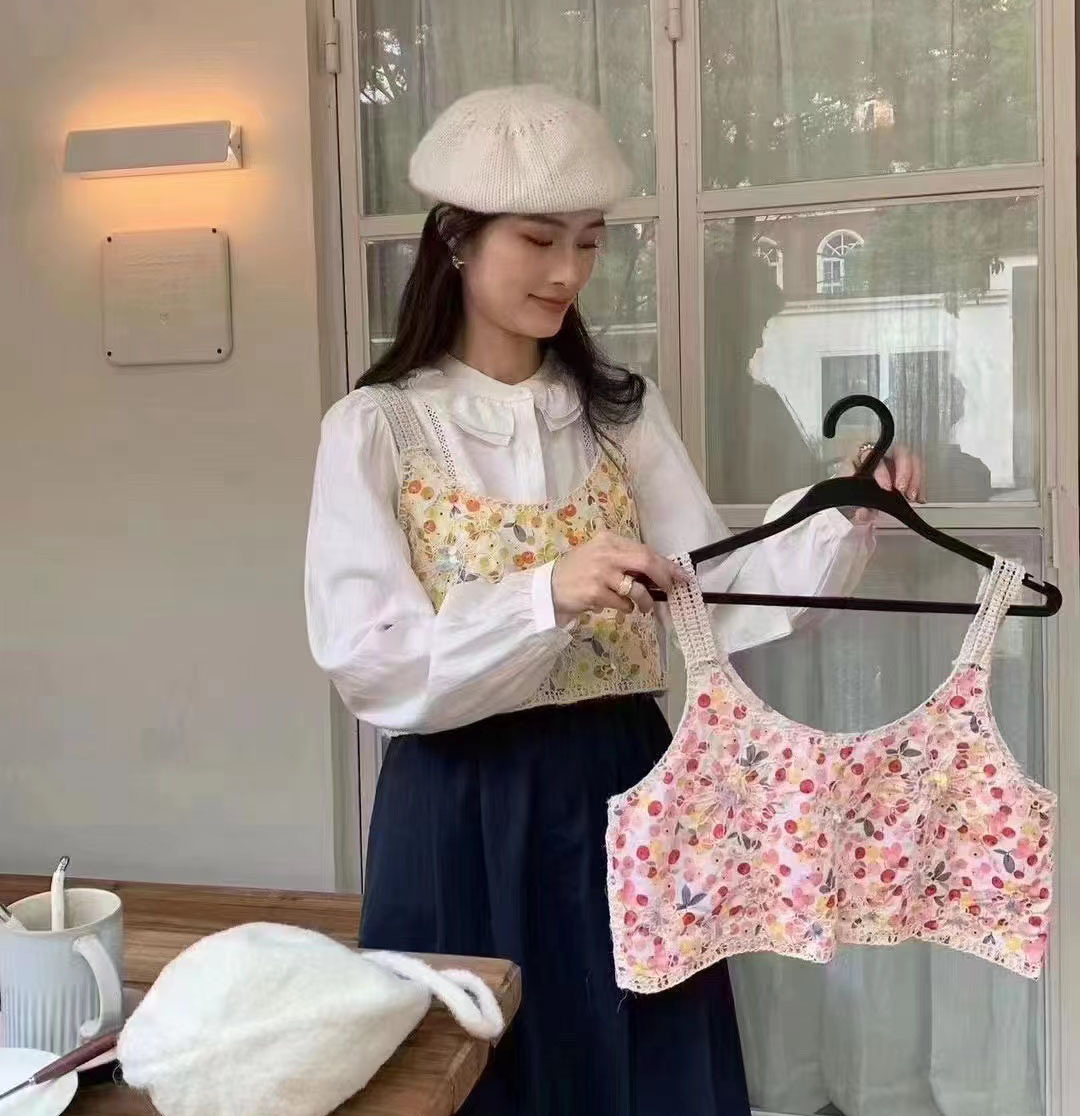 春新款文藝范刺繡鈎花背心法式復古花朵拼色短款小吊帶上衣外穿女