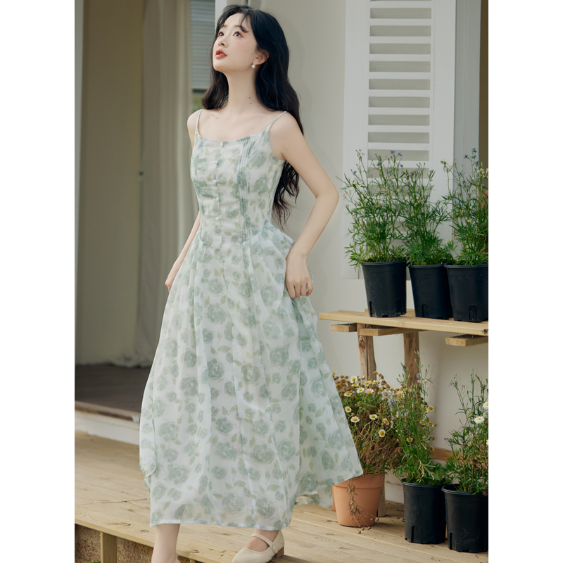 It’s just that the skirt is no less than 109. Real shot of French gentle temperament and slim floral suspender skirt.