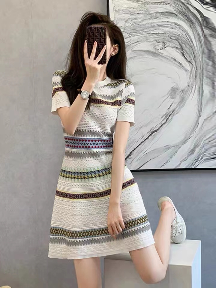 2024夏季新款氣質修身顯瘦輕奢女神范高級感設計感短袖針織連衣裙