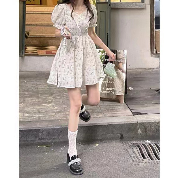 溫柔風碎花連衣裙女夏裝2024新款收腰顯瘦氣質甜美泡泡袖裙子