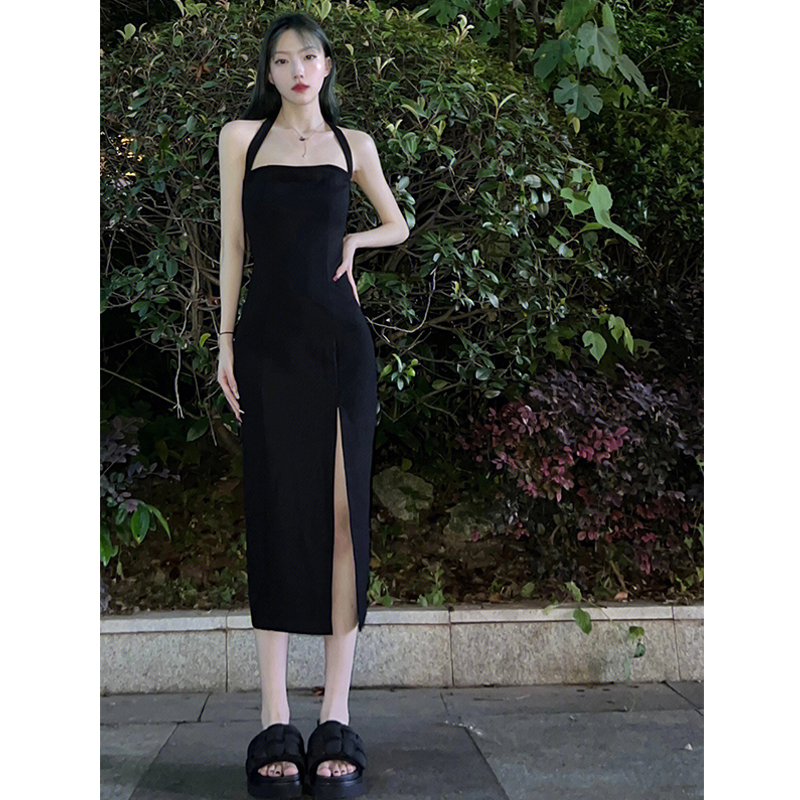 黑色掛脖吊帶連衣裙子女夏季2024年新款氣質收腰顯瘦辣妹包臀長裙