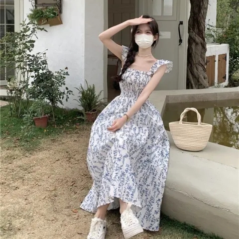 夏季2024新款時尚小清新收腰顯瘦藍色碎花小飛袖吊帶連衣裙女ins