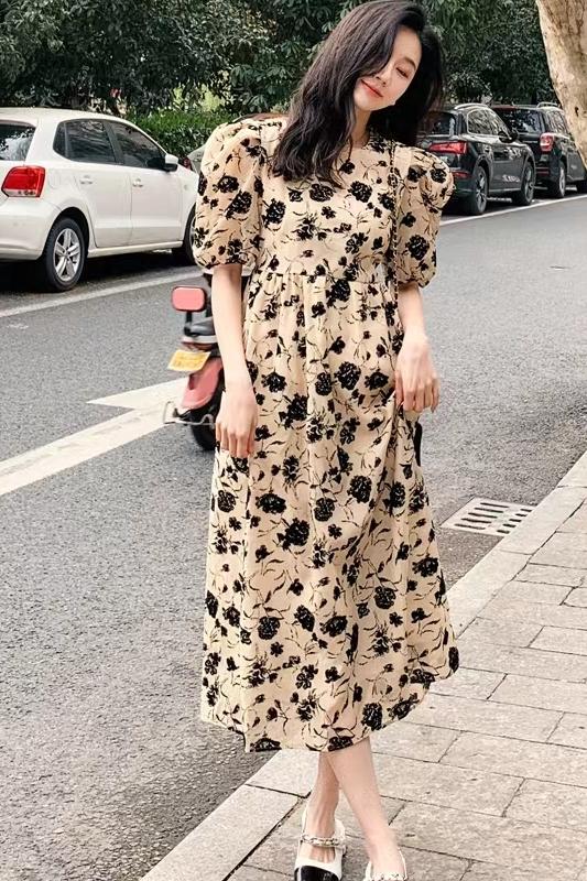 法式優雅赫本風碎花泡泡袖中長款連衣裙 新款炸街女神氣質圓領裙