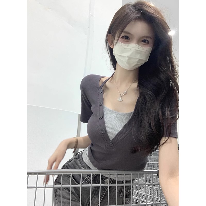 黑色V領假兩件掛脖短袖t恤女夏季設計感小眾辣妹修身短款正肩上衣