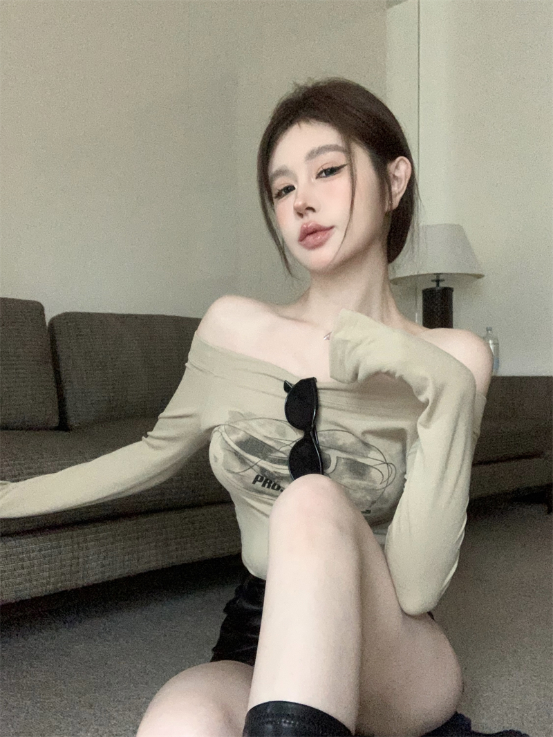 實拍 一字肩純欲修身長袖短T恤女春時尚印花露腰顯瘦上衣