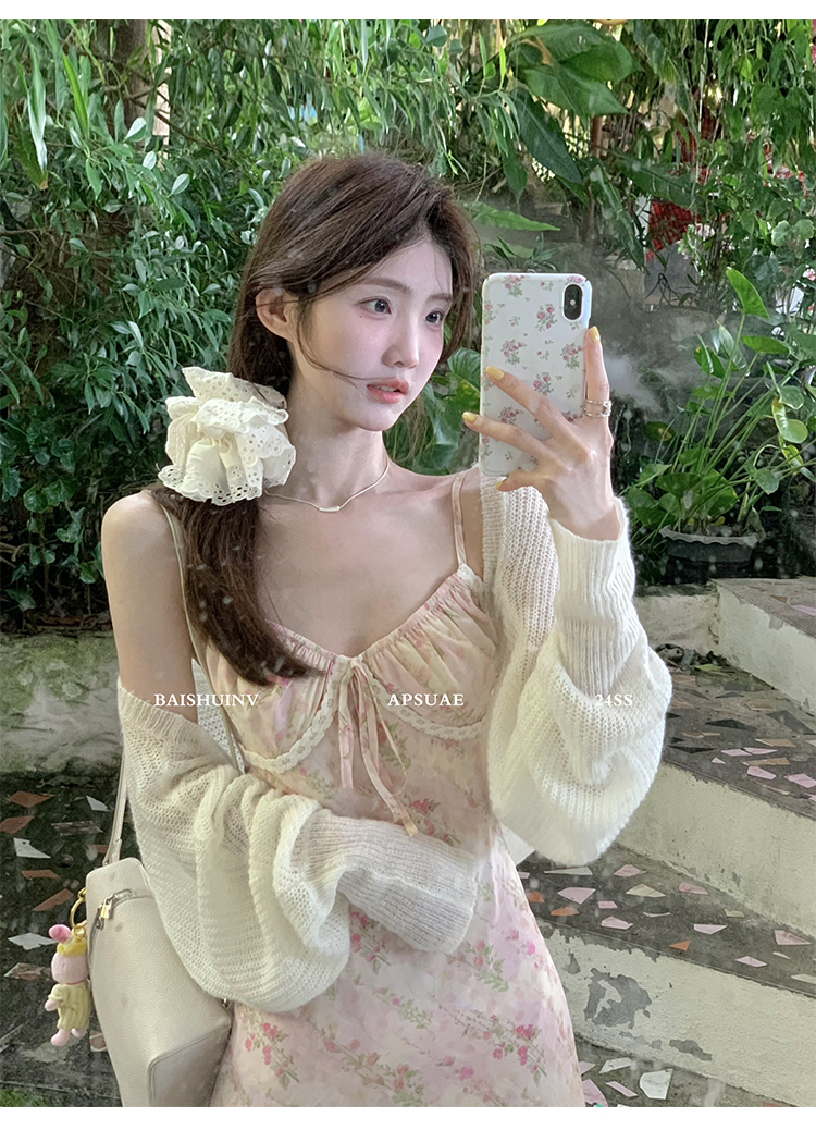 白水女春日小花碎花吊帶連衣裙女2024早春款花邊拼接法式長裙