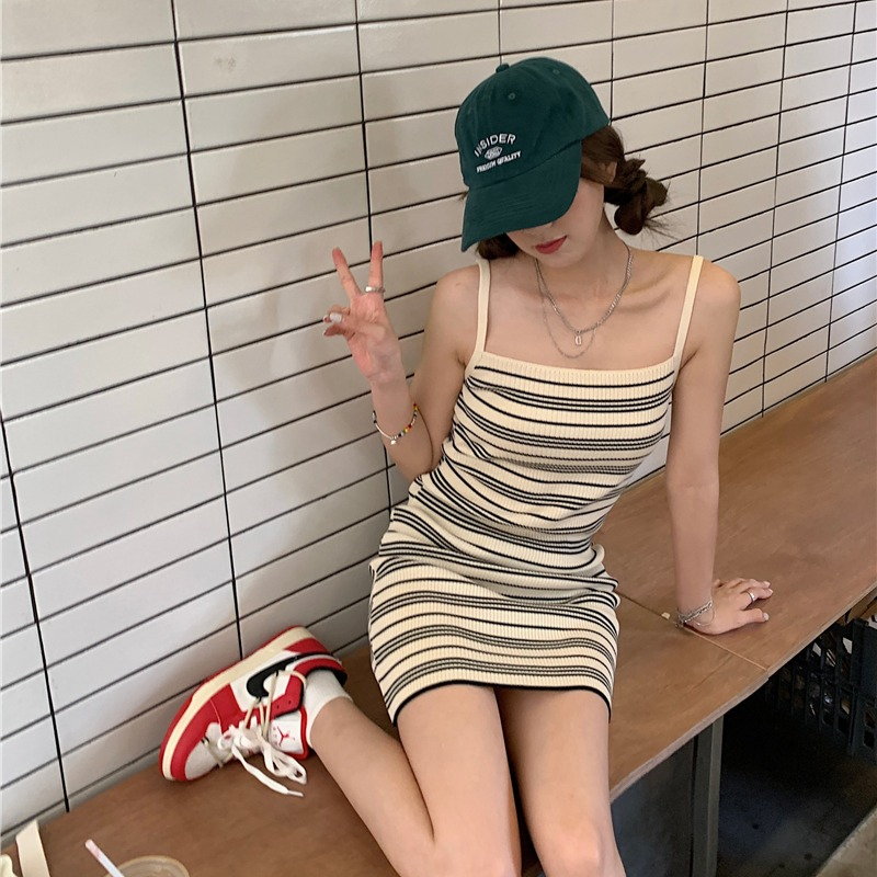 辣妹條紋吊帶連衣裙女春季2024新款復古收腰顯瘦包臀裙a字短裙子