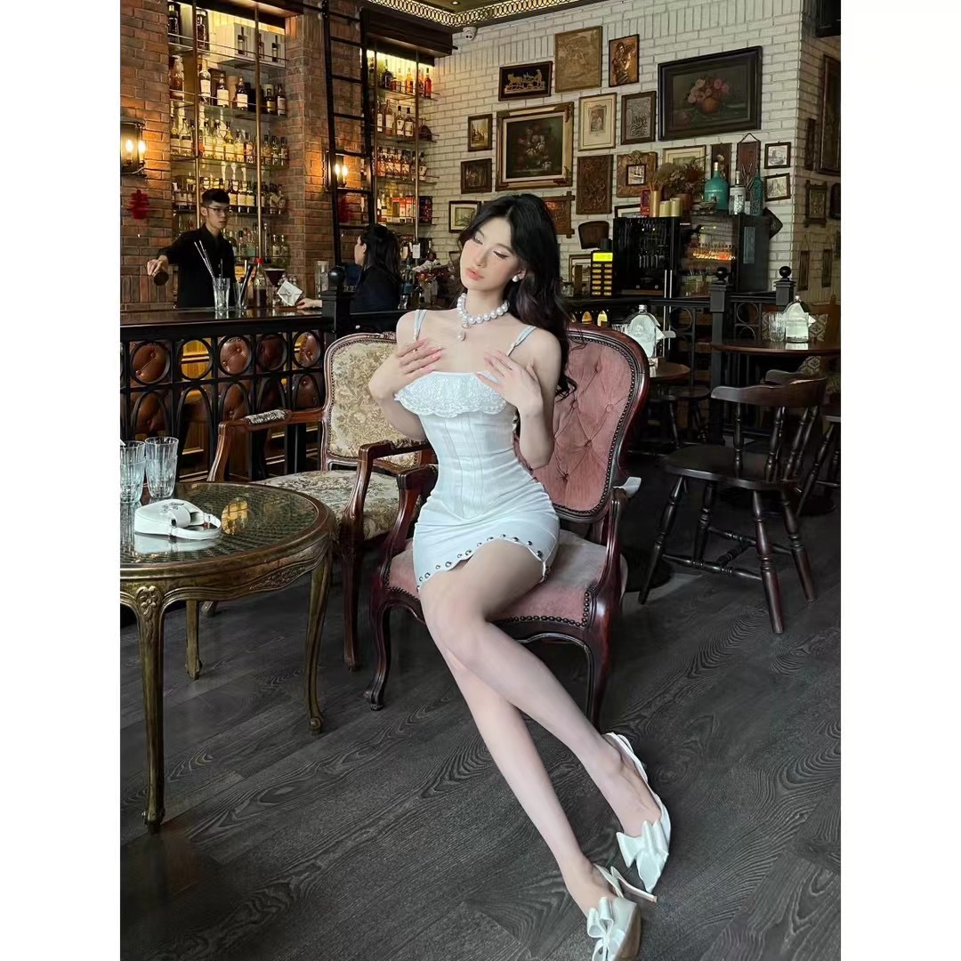 白色蕾絲緞面吊帶重工連衣裙女早春辣妹修身收腰顯瘦性感包臀短裙