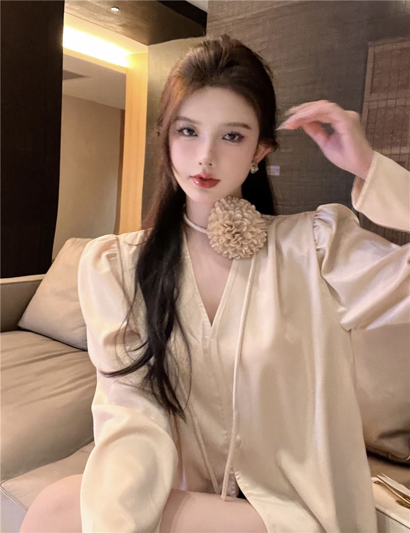 實拍 早秋新款設計感小眾V領系帶長袖襯衫女洋氣上衣