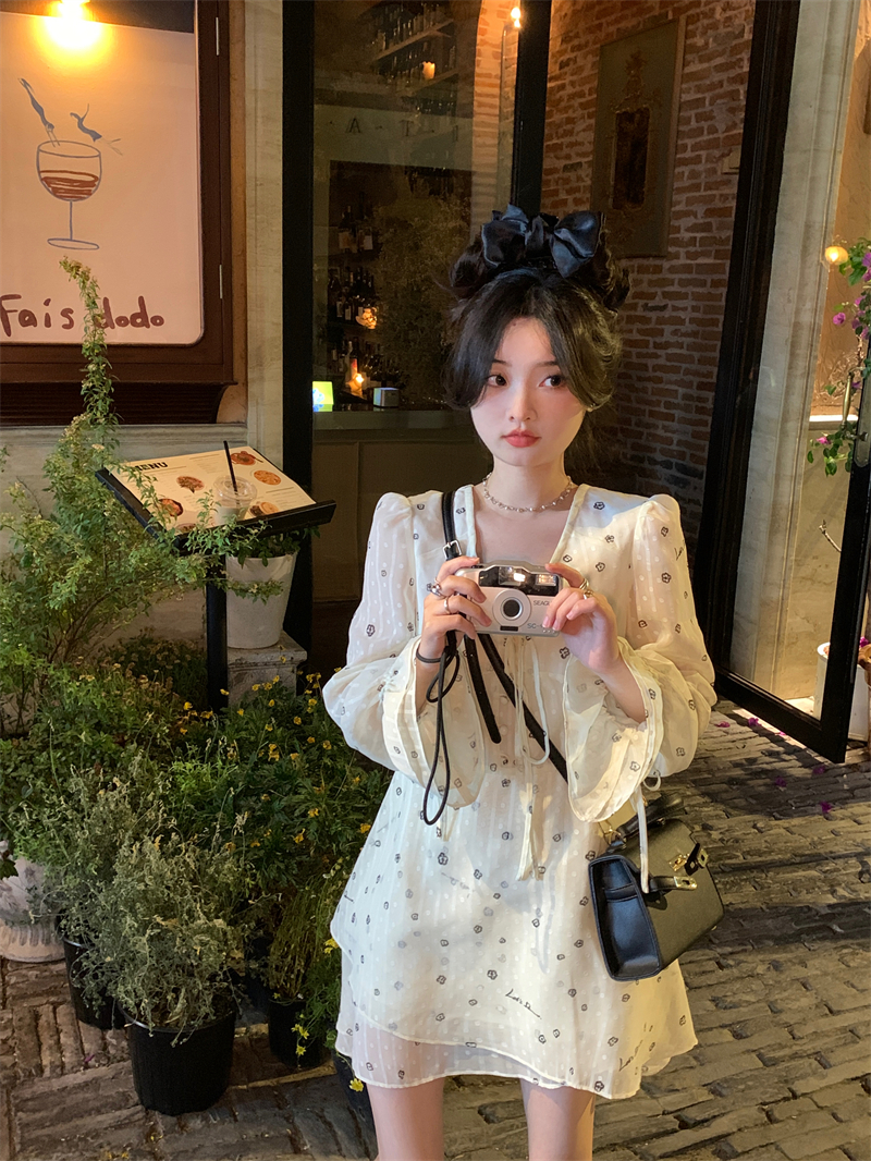 實拍#法式溫柔風不規則碎花連衣裙女V領顯瘦修身長袖A字短裙