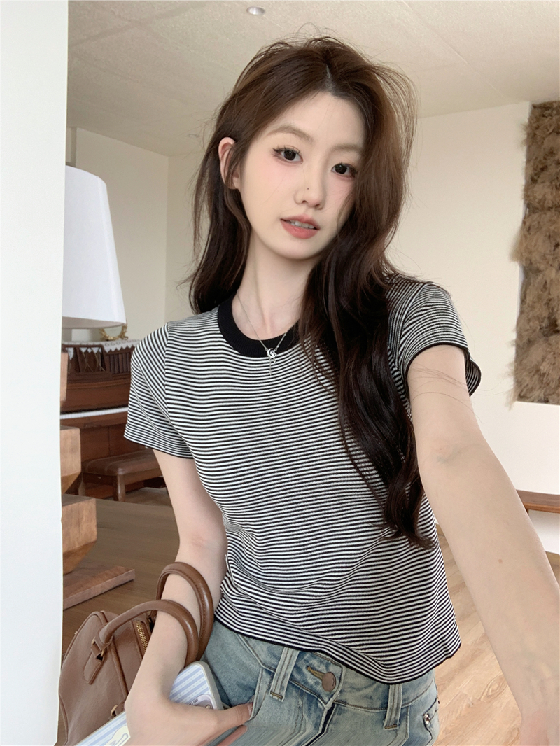 Actual shot of short-sleeved striped T-shirt for women in summer, slim and versatile right shoulder top