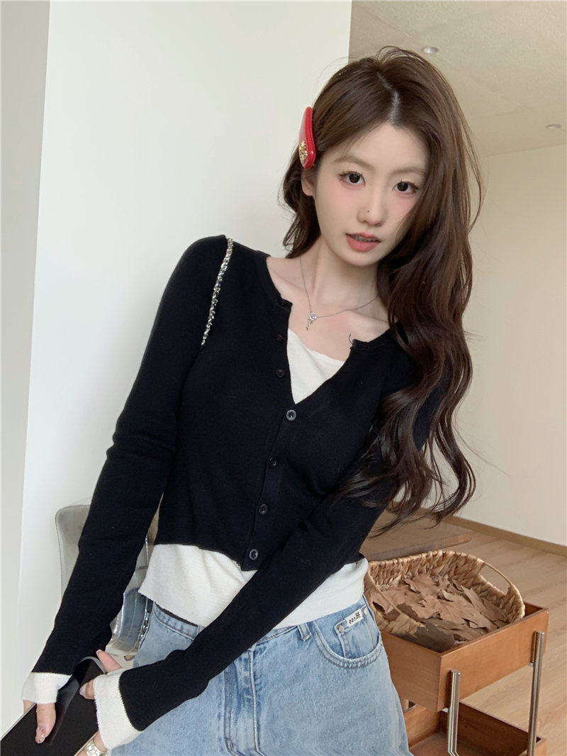 Actual shot of spring and summer holidays, two pieces of breathable, sun-protective, contrasting color long-sleeved T-shirts for women, chic buttoned tops