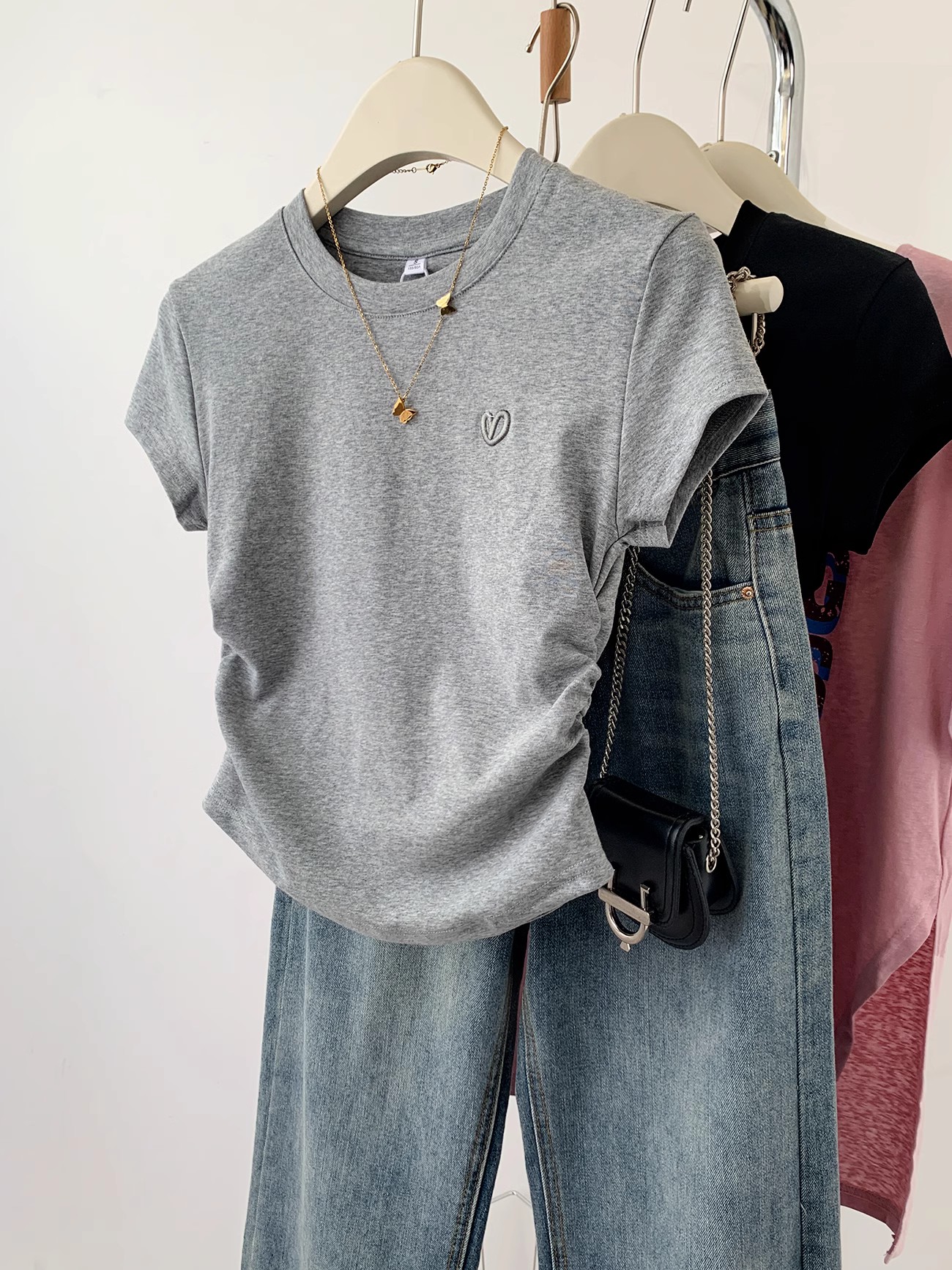 灰色愛心刺繡短款短袖t恤女夏季2024新款設計感修身正肩體恤上衣