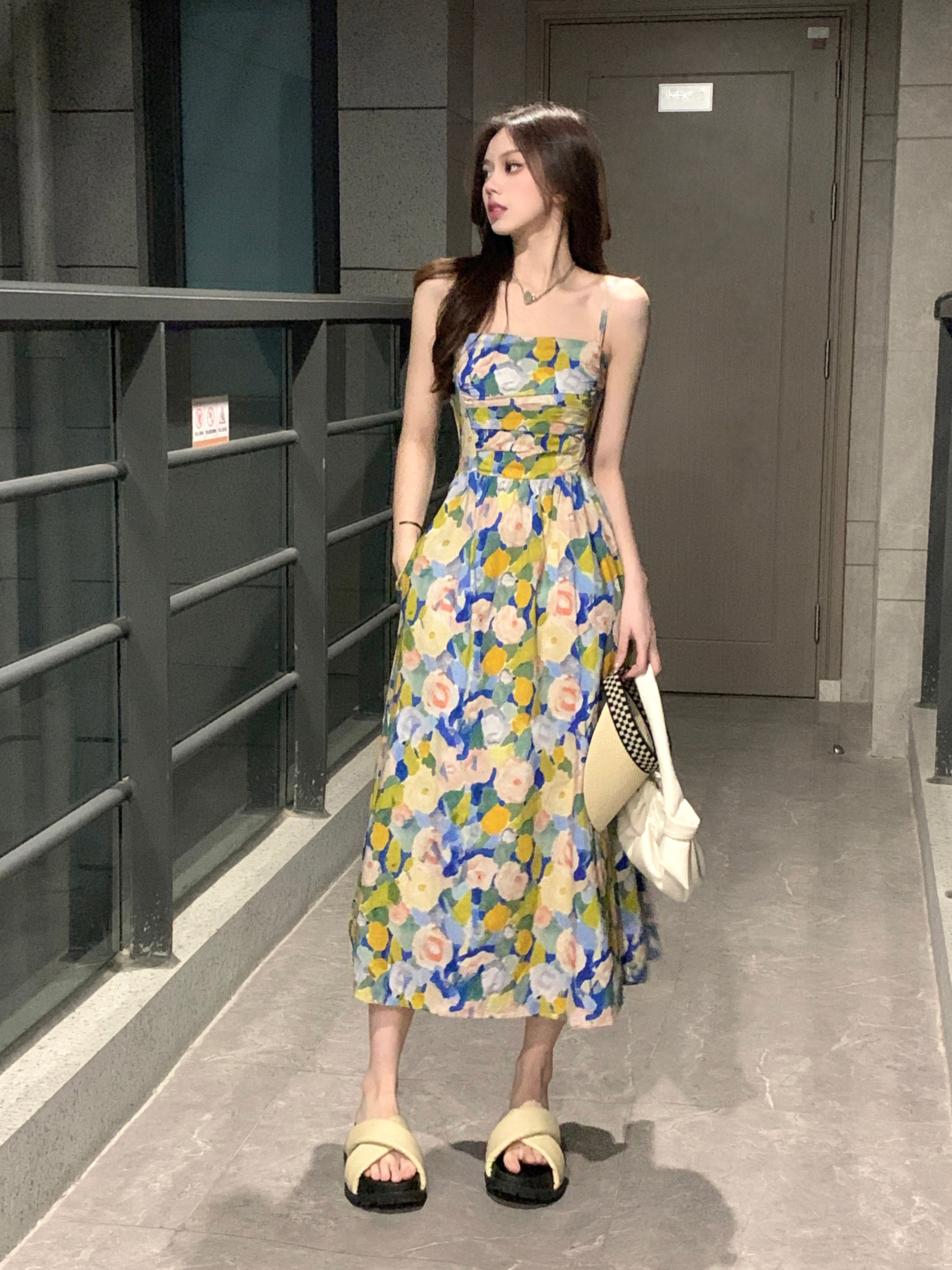 碎花吊帶連衣裙夏季2024年新款高級感收腰顯瘦裙子女氣質過膝長裙
