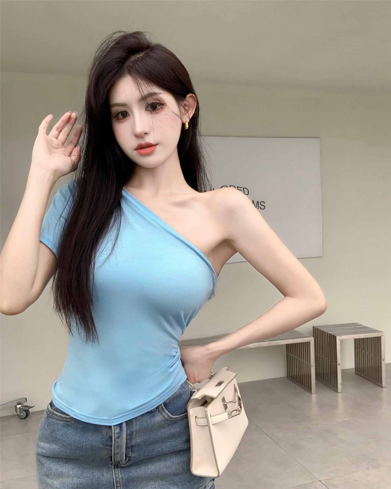 Actual shot ~ Whitening temperament, milk blue off-shoulder one-shoulder design, niche and comfortable slanted shoulder short-sleeved T-shirt top