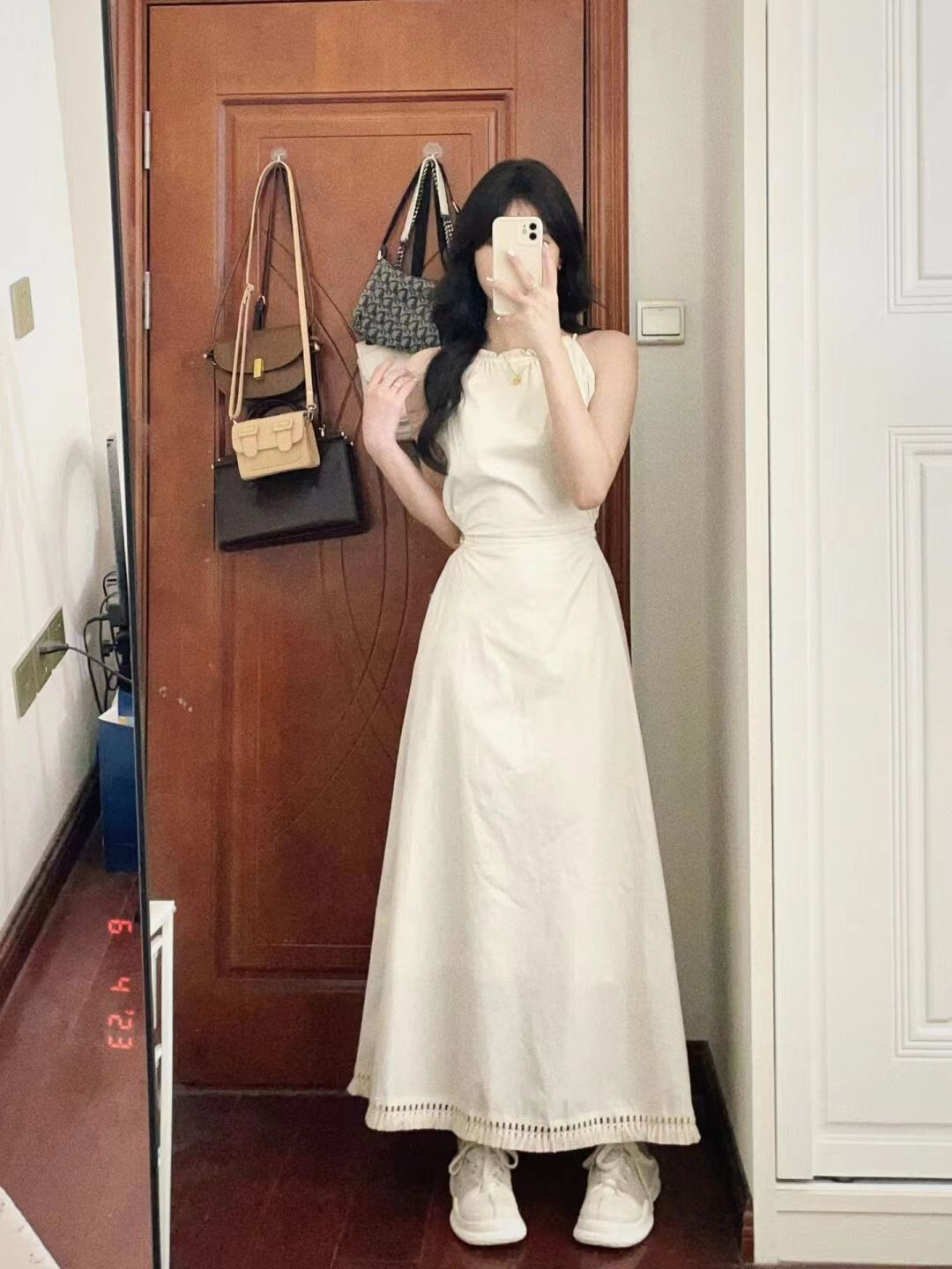 法式高級感掛脖連衣裙子女新款純欲風收腰設計感小眾氣質杏色長裙