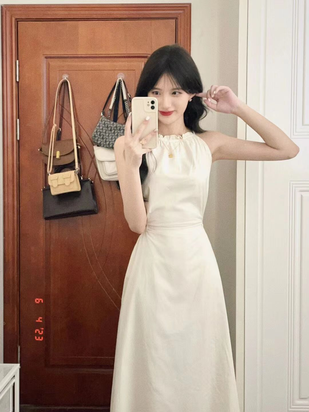 法式高級感掛脖連衣裙子女新款純欲風收腰設計感小眾氣質杏色長裙