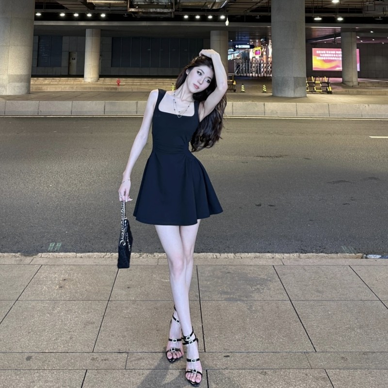赫本風夏季新款氣質超顯瘦連衣裙收腰顯瘦無袖短裙露肩美背吊帶裙