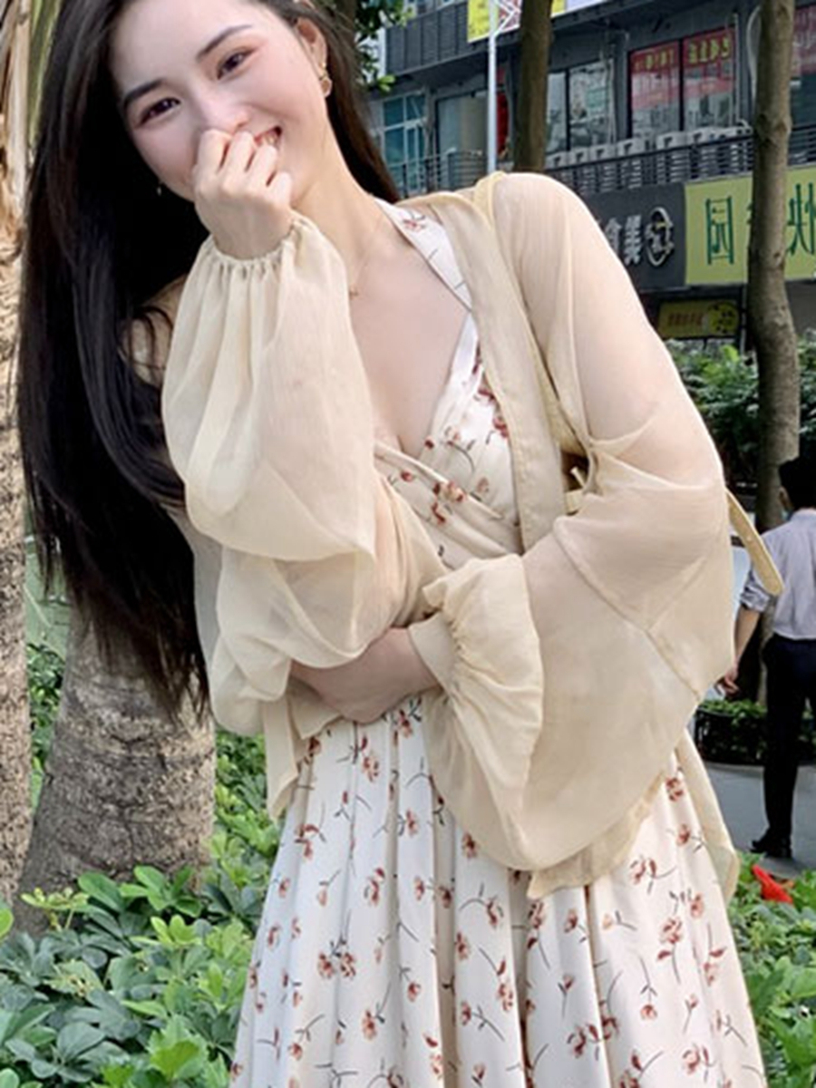 女2024夏季新款掛脖碎花裙網紅仙女裙氣質法式顯瘦收腰連衣裙