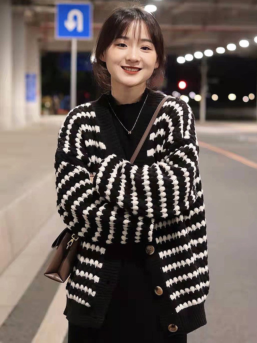 小香風V領條紋毛衣外套女裝秋季新款長袖寬鬆針織開衫慵懶風上衣