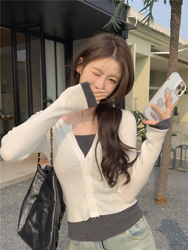 Actual shot of spring and summer holidays, two pieces of breathable, sun-protective, contrasting color long-sleeved T-shirts for women, chic buttoned tops
