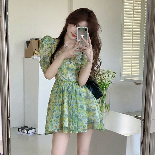 綠色碎花方領泡泡袖連衣裙夏季新款小清新甜美洋氣小個子性感短裙