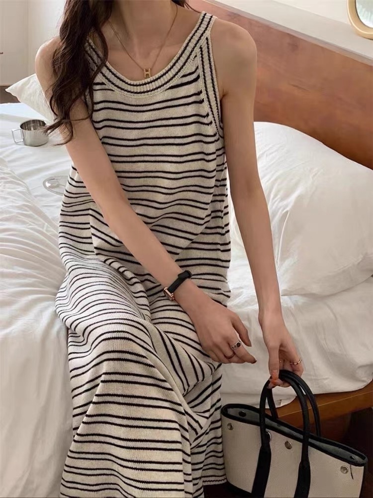 條紋針織吊帶連衣裙女2024新款夏季韓版寬鬆外穿圓領削肩背心長裙