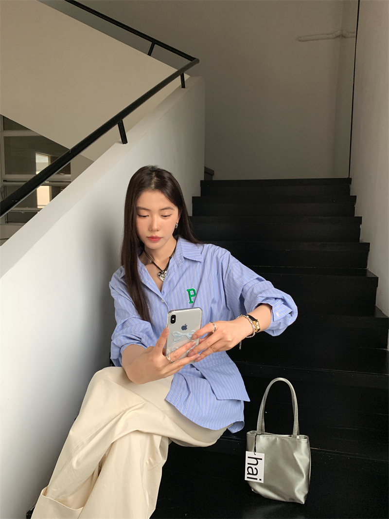 Actual shot of Korean chic all-match lazy boyfriend style shirt comes with a waist bag