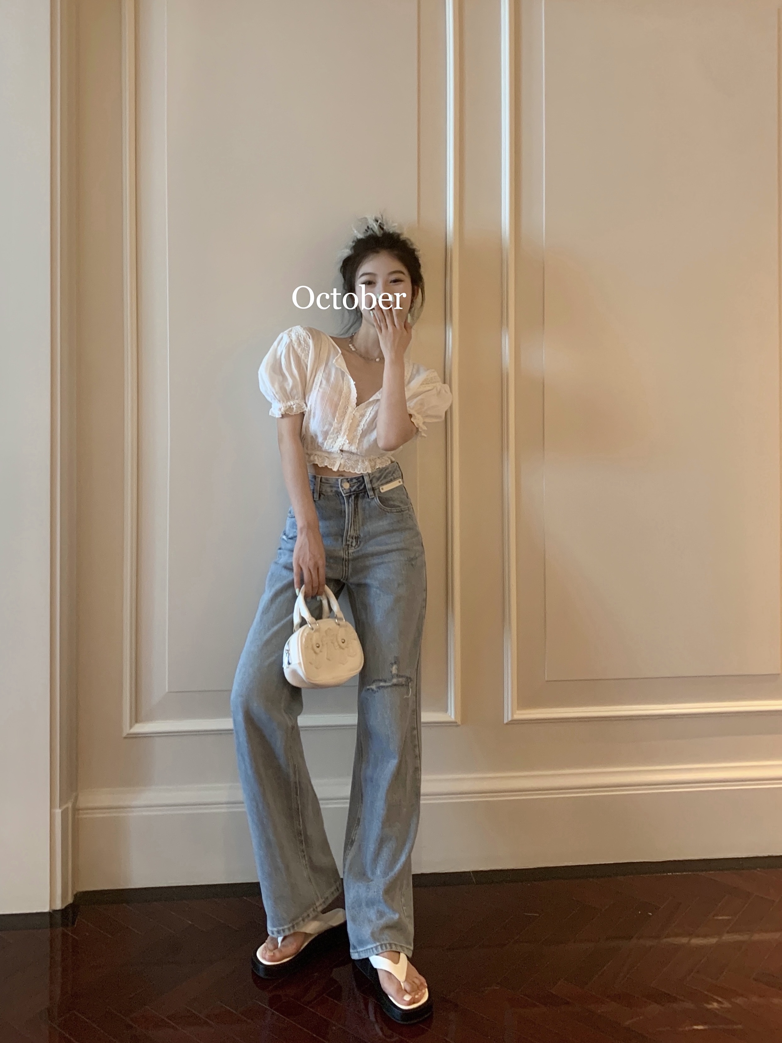 Actual shot of retro fashionable simple straight-leg pants with high-waisted craftsmanship and wide-leg washed-out ripped jeans