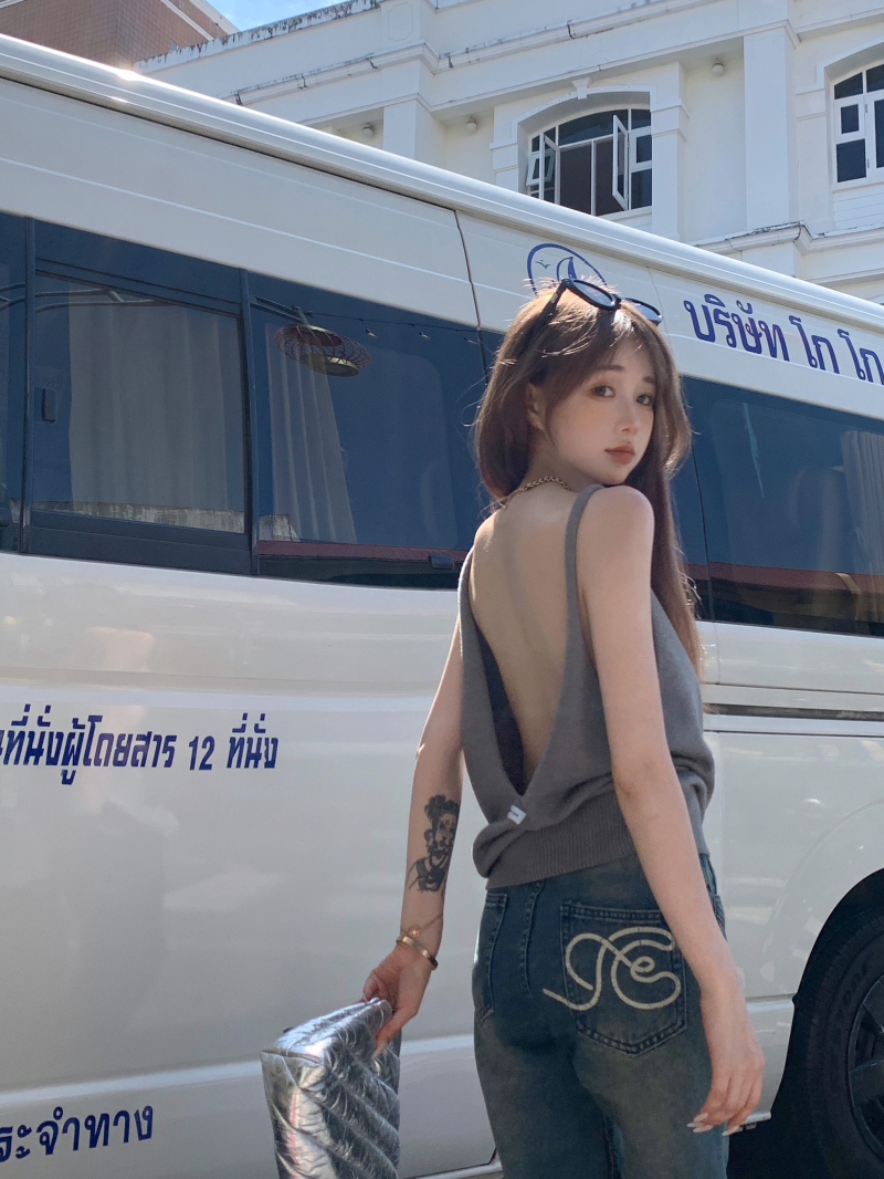 Real shot of backless waistcoat top loose sleeveless hot girl woolen vest spring and summer