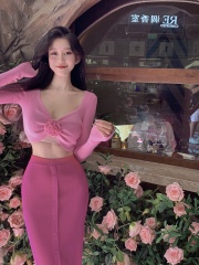 Real-shot spicy girl long-sleeve knitted T-shirt with a subtly alluring V-neck and sexy floral design—short basic top paired with a figure-flattering skirt.