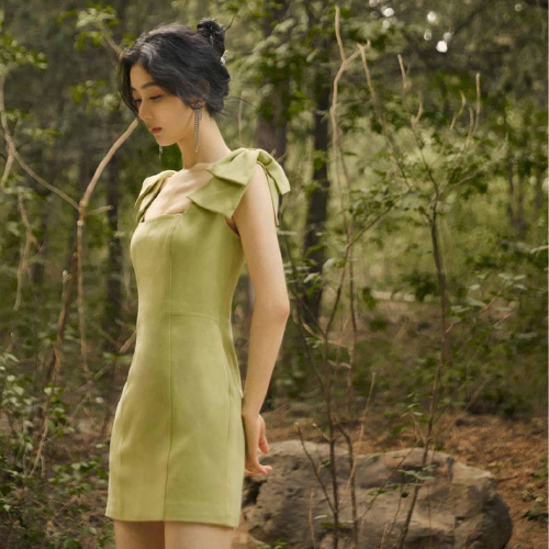 2024夏新款小香风绿色吊带连衣裙茶歇法式设计感小个子女背带裙女