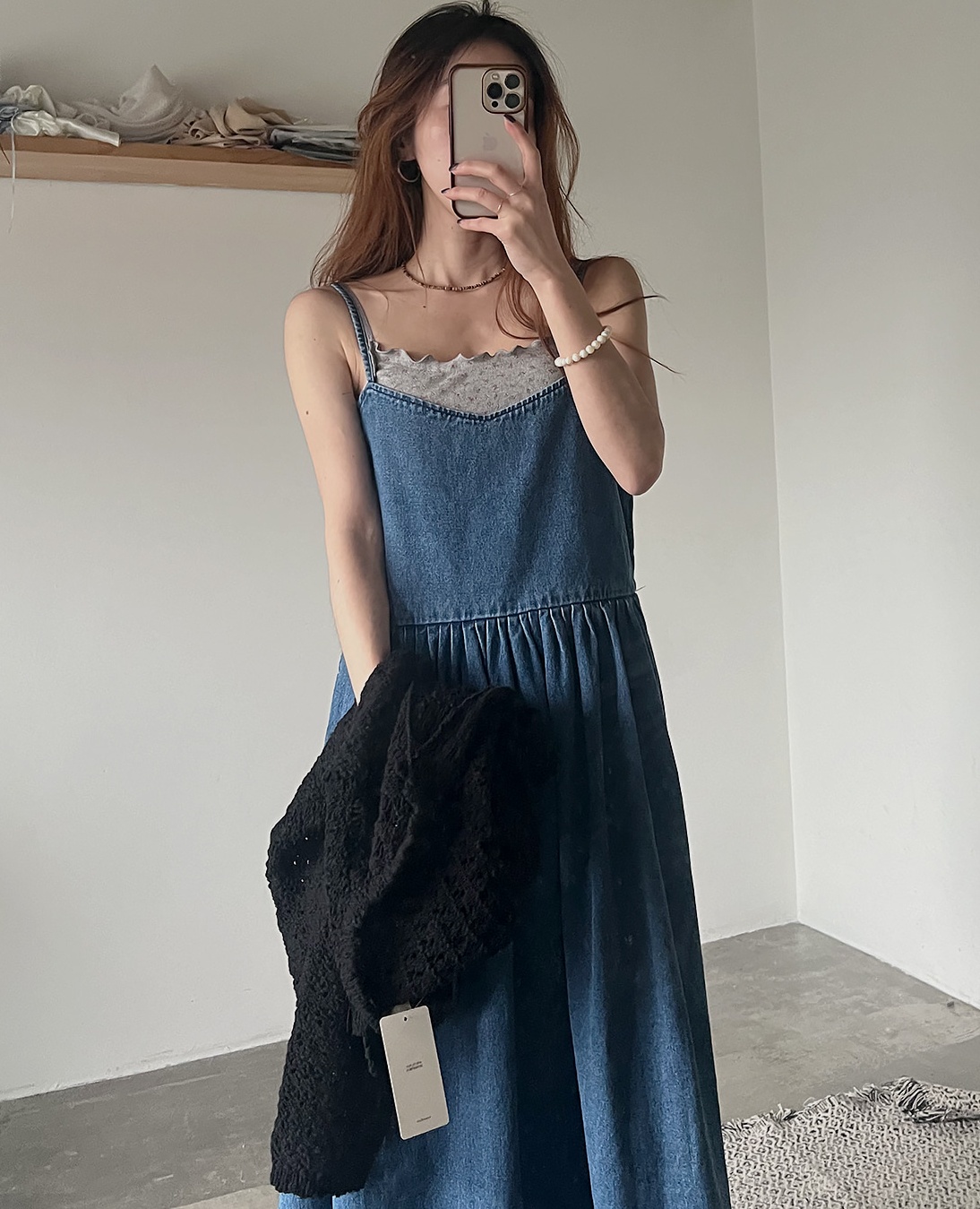 INS韓國博主！春夏高級感簡約純色吊帶牛仔連衣裙褶皺長裙女